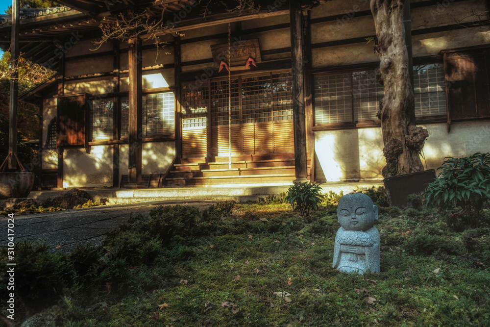滋賀県米原市の青岸寺のお堂と境内の石地蔵さん