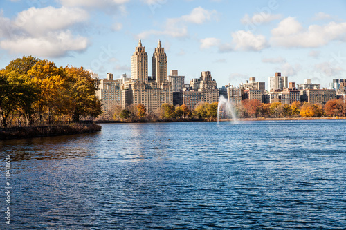 Wallpaper Mural Fountain in the Central park, Jacqueline Kennedy Onassis Reservoir Torontodigital.ca