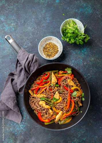 Photo Japanese dish buckwheat soba noodles with chicken and vegetables carrot, bell pe