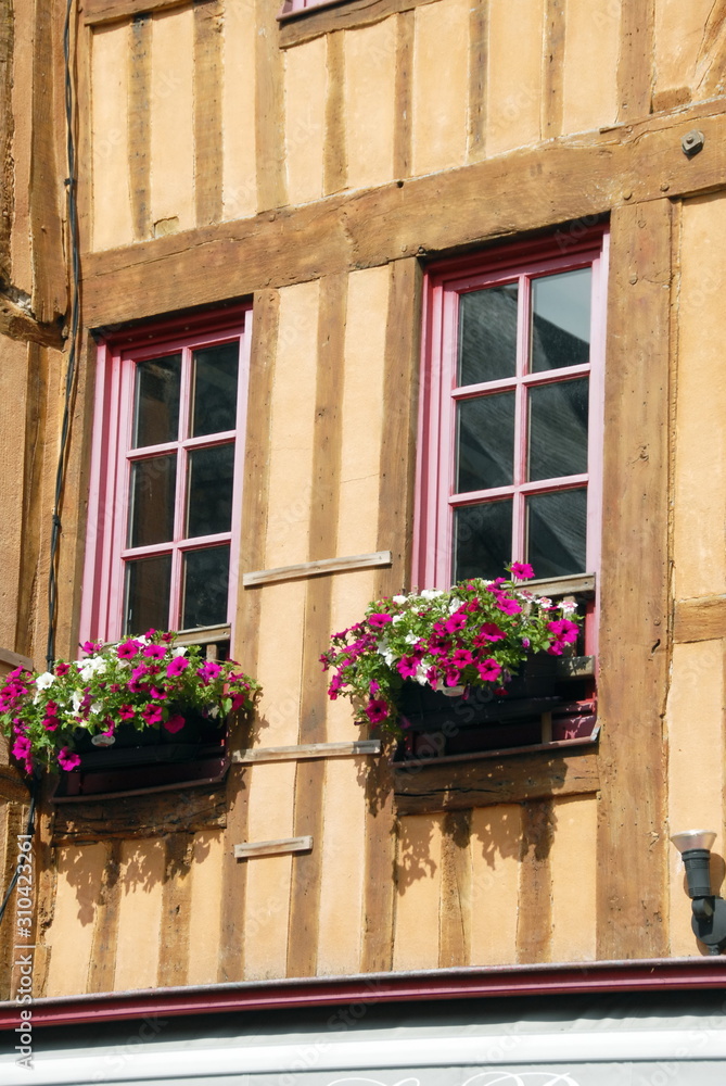 Ville de Domfront-en-Poiraie, façades à colombages de la vieille ville, fleurs aux fenêtres, département de l'Orne, france Ville de Domfront-en-Poiraie, façades à colombages de la vieille ville, fleurs aux fenêtres, département de l'Orne, france