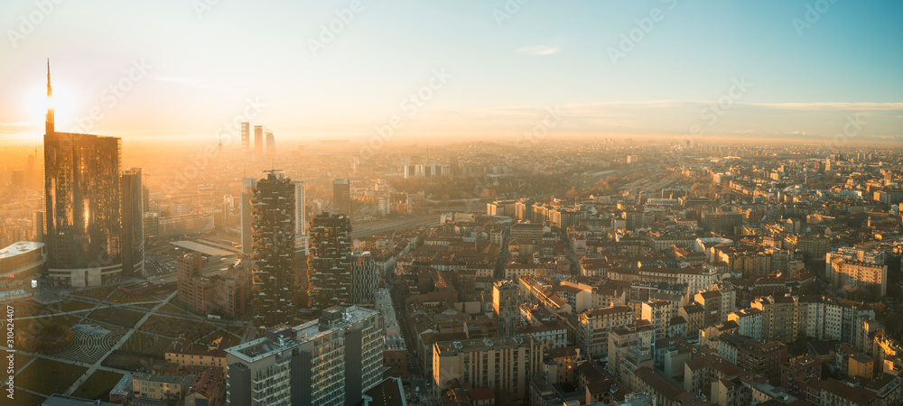 Obraz premium Mediolan pejzaż o zachodzie słońca, panoramiczny widok z nowymi drapaczami chmur w dzielnicy Porta Nuova. Włoski krajobraz.