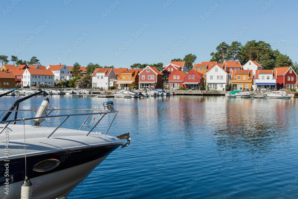 Boot und Häuser von Svennevik, Svennevikbukta, Südnorwegen