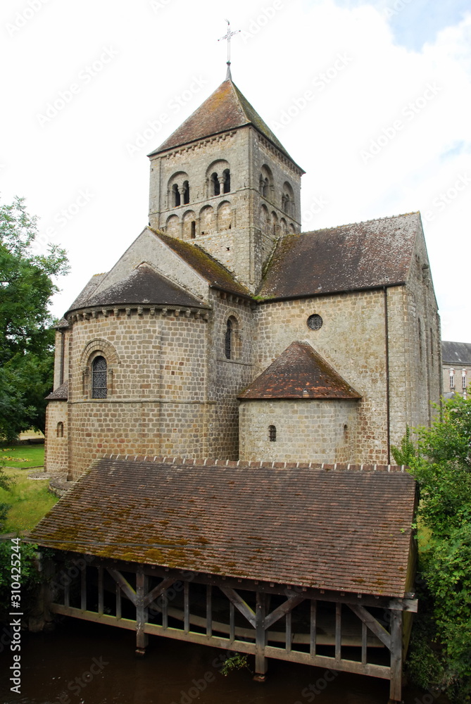 Ville de Domfront-en-Poiraie, église Notre-Dame-sur-l'Eau, classée Monument historique en 1840, département de l'Orne, France Ville de Domfront-en-Poiraie, église Notre-Dame-sur-l'Eau, classée Monument historique en 1840, département de l'Orne, France