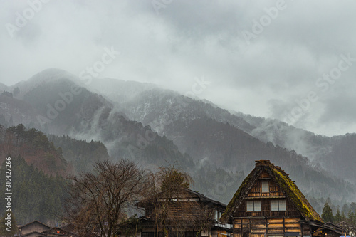雨の白川郷、合掌造りの町並み