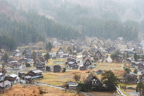 雨の白川郷、合掌造りの町並み