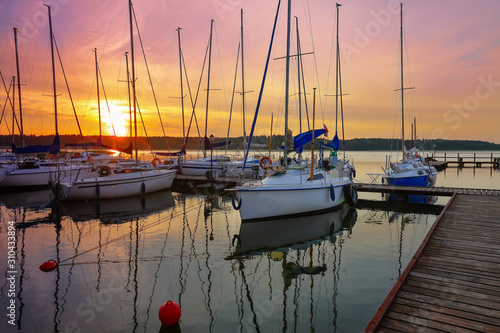 Fototapeta Naklejka Na Ścianę i Meble -  wschód słońca na Mazurach w północno-wschodniej Polsce