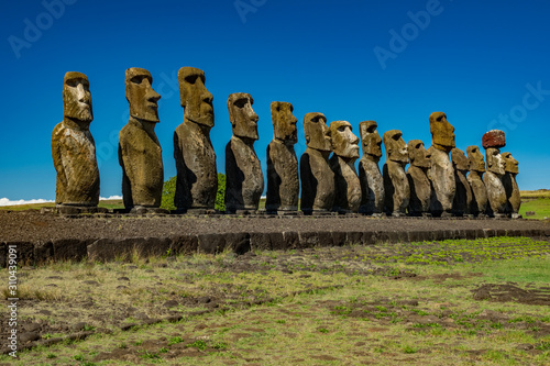 Quadro em tela Ahu Tongariki moai platform perspective view under clear sky