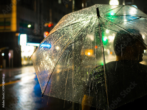Parapluie ouvert sous la pluie dans une rue de Kyoto, au Japon