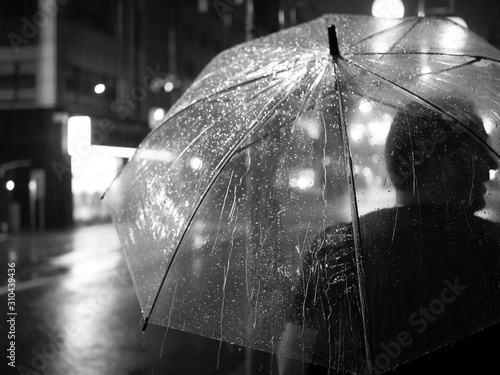 Parapluie ouvert sous la pluie dans une rue de Kyoto, au Japon