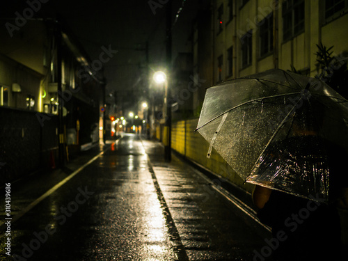 Parapluie ouvert sous la pluie dans une rue de Kyoto, au Japon