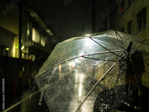 Parapluie ouvert sous la pluie dans une rue de Kyoto, au Japon