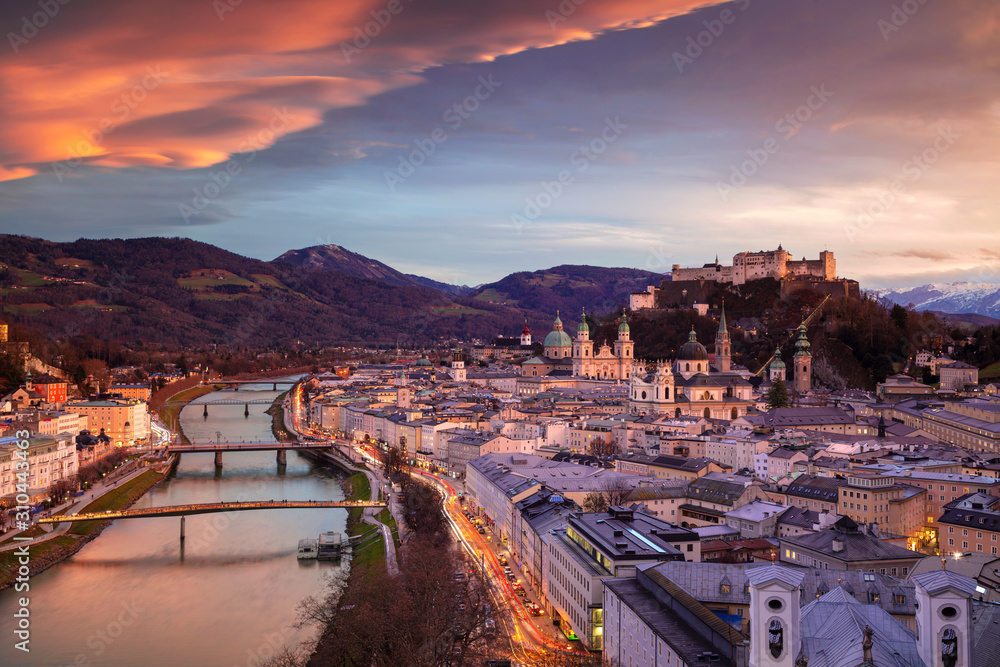 Obraz premium Salzburg, Austria. Pejzaż miejski z Salzburga, Austria z katedrą w Salzburgu podczas piękny zimowy zachód słońca.