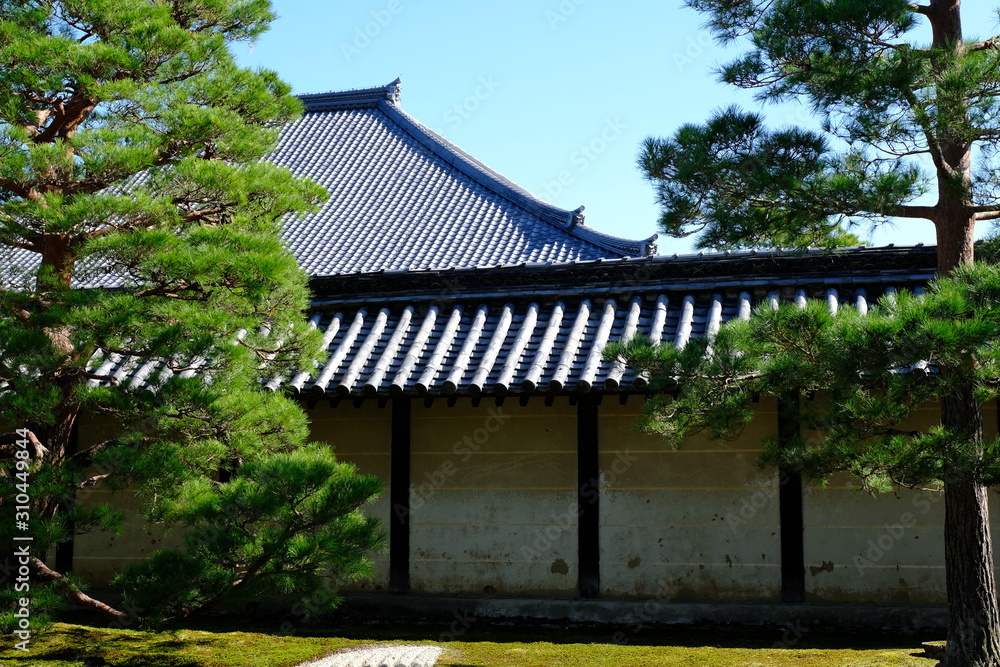 京都大本山天龍寺の屋根瓦と古い土壁の庭園風景