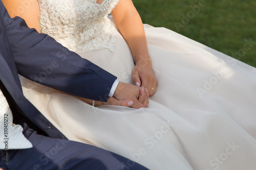 Mani unite di sposa e sposo 