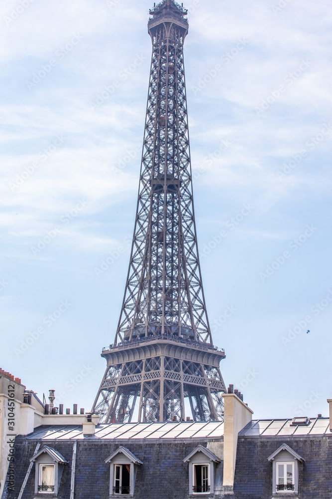 LA TOUR EIFFEL