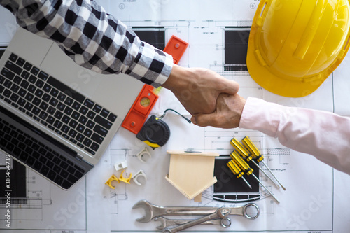 Hand in hand between project contractors and customers due to negotiation of expenses and investments, construction and repair of residential buildings. 