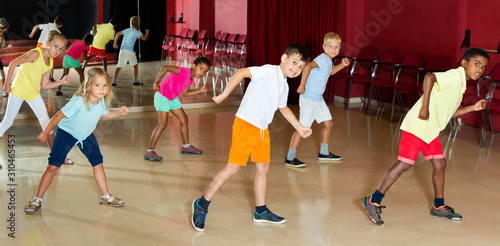 Fototapeta Naklejka Na Ścianę i Meble -  Boys and girls having dancing class in studio