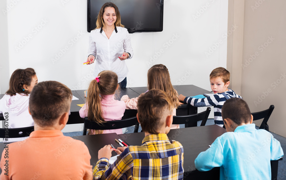 Obraz premium Little children with teacher in classroom