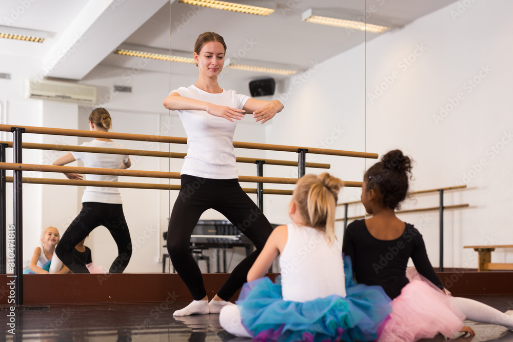 Fototapeta premium Teacher demonstrating choreographic element