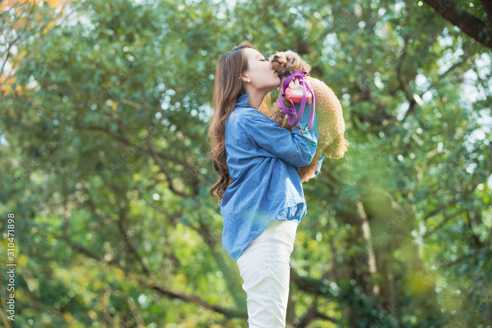 ペットにキスする女性 ペットにキスする女性