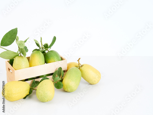 Fototapeta Naklejka Na Ścianę i Meble -  Lemon with leaves in wooden box
