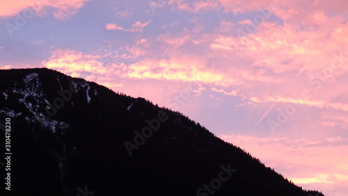 Sonnenaufgang in den Alpen bei Garmisch Partenkirchen nach einer kalten Winternacht