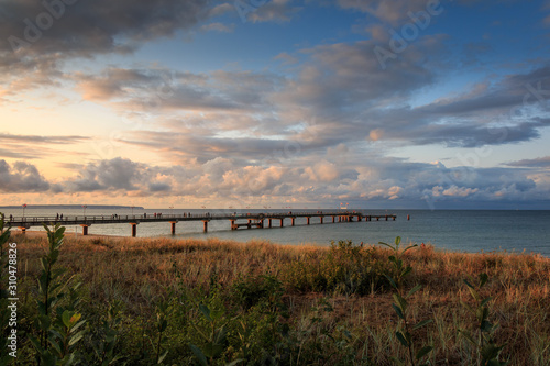 Sonnenuntergang am Nordstrand in Ostseebad G  hren auf der Insel R  gen an der Ostsee