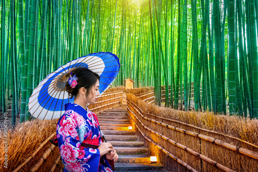 Fototapeta Bamboo Forest. Asian woman wearing japanese traditional kimono at Bamboo Forest in Kyoto, Japan.