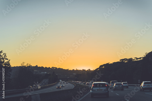 Atardecer en la autopista con tráfico fluido © Raymond Cold
