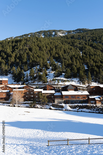 Paisajes y montañas nevadas en Andorra