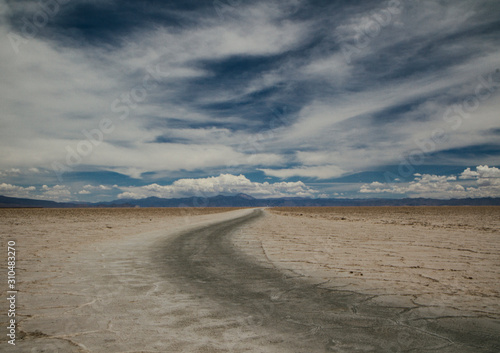 Foto Dirt Road in the desolated salt flat desert, Salinas Grandes, Jujuy, Argentina,