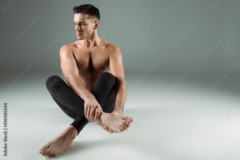 Obraz premium handsome dancer with closed eyes in black leggings dancing contemporary on dark background