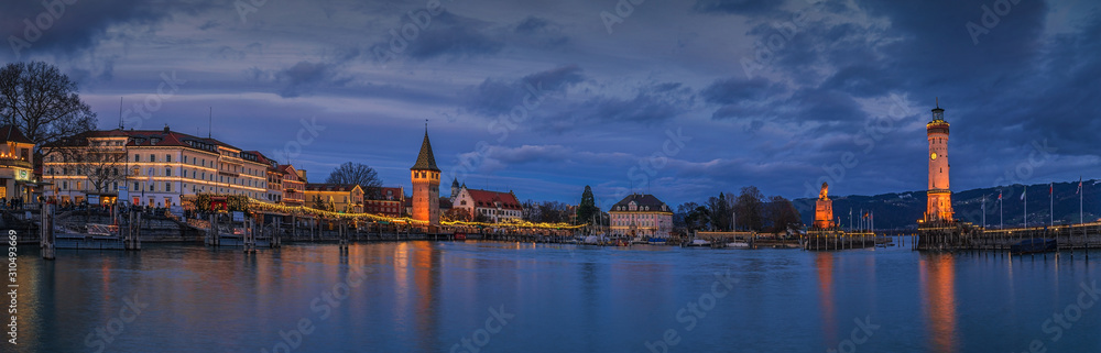 Lindauer Hafen Panorama zur blauen Stunde