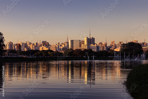 Fim de tarde em São Paulo, com reflexo em lago ao entardecer. © Vernaglia