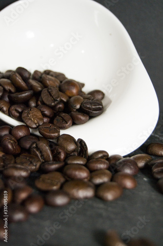 granos de cafe en fondo negro