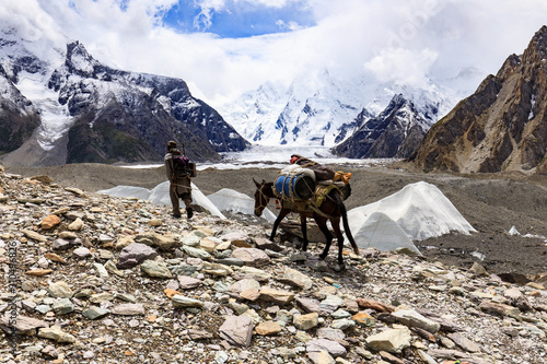 Slika na platnu Horse caravan on their way to Concordia camp, Karakoram Mountain Range, Pakistan