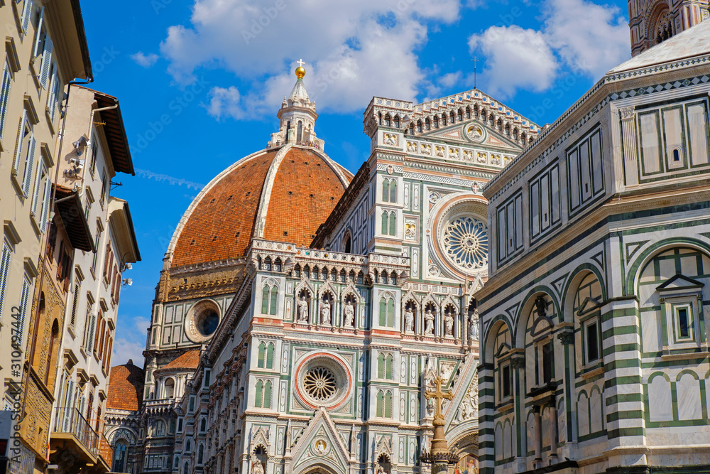 Fototapeta premium Włoskie miasto Florencji ze słynną katedrą Duomo Santa Maria del Fiori. Bazylika Najświętszej Marii Panny z kwiatem, architektura renesansu w Toskanii, we Włoszech, w Europie. Cel podróży, Firenze.