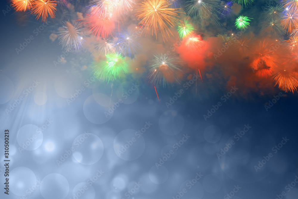 Obraz premium Colorful fireworks that explode and fill the darkness of the night sky with colored light.