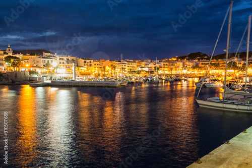 Der Hafen von Cala Rajada Mallorca bei Nacht