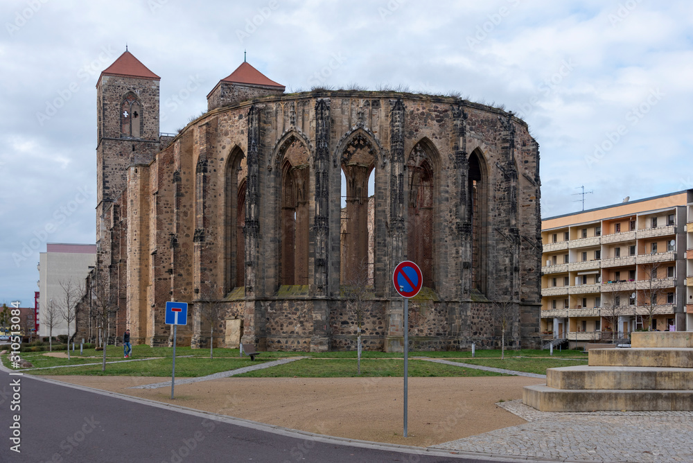 Blick auf die Ruine der Stadtkirche St. Nikolai in Zerbst. Sie wurden in den letzten Kriegstagen 1945 zerstört.