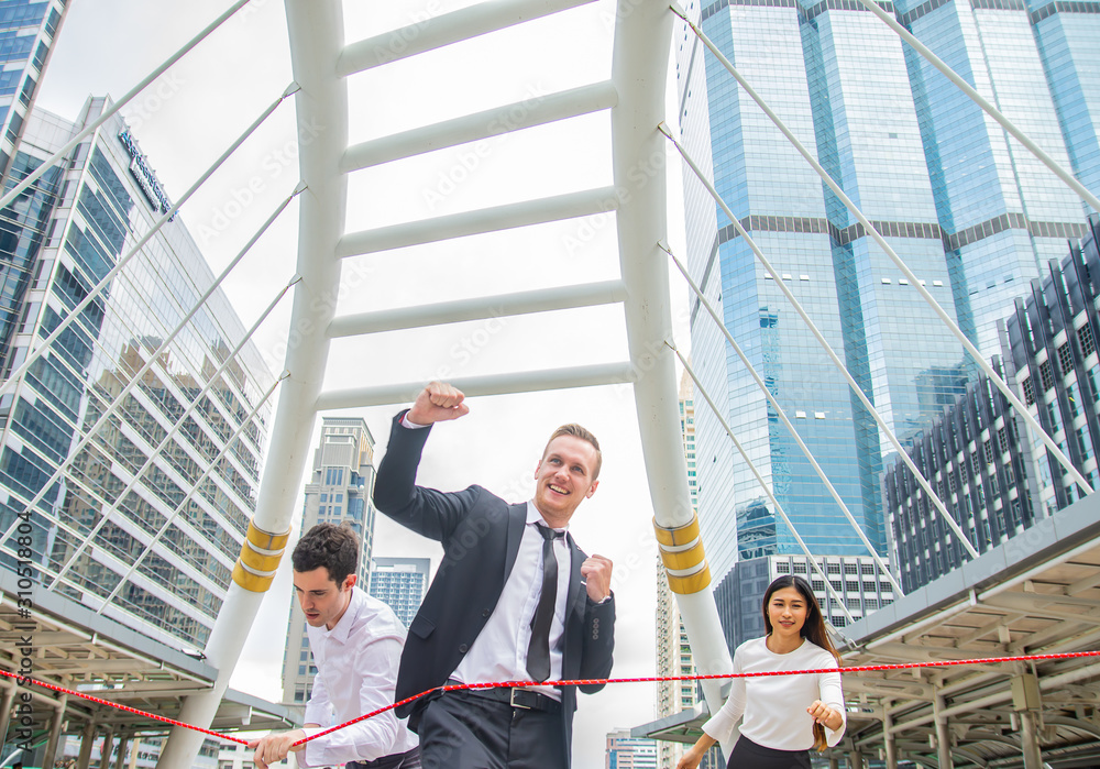 Businessmen rushed to the finish line to win business Businessmen rushed to the finish line to win business