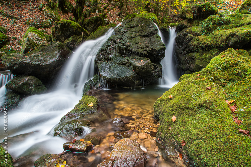 Petite chute d'eau du cirque de st Même