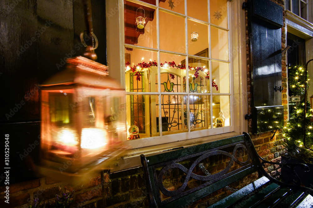 Obraz premium Window with Christmas lighting in winter time and atmospheric decoration