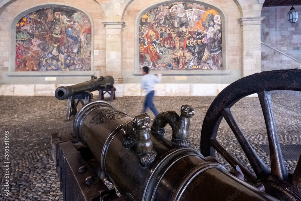 Ταπετσαρία In Geneva, Switzerland, Under the arches of L 'Ancien Arsenal five cannons occupy the ground paved with pebbles