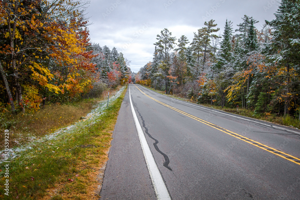 Fototapeta premium Autumn Road Trip Through The Upper Peninsula Michigan Wilderness.