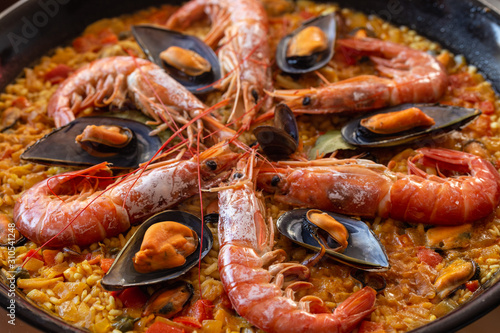 Fototapeta Naklejka Na Ścianę i Meble -  typical spanish paella with mussels and prawns