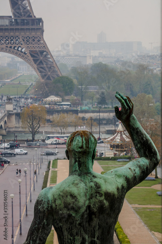 LA TOUR EIFFEL