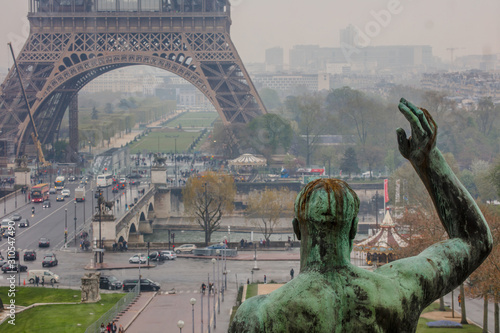 LA TOUR EIFFEL