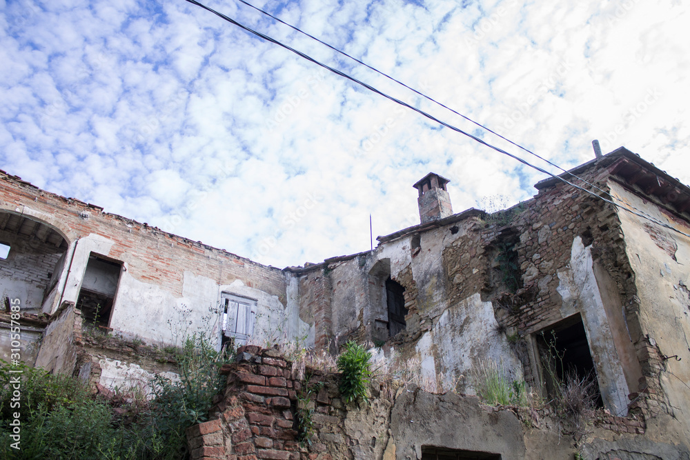 Ruine oder heruntergekommenes Haus in Italien 