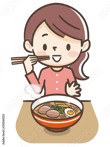 ラーメンを食べる女性